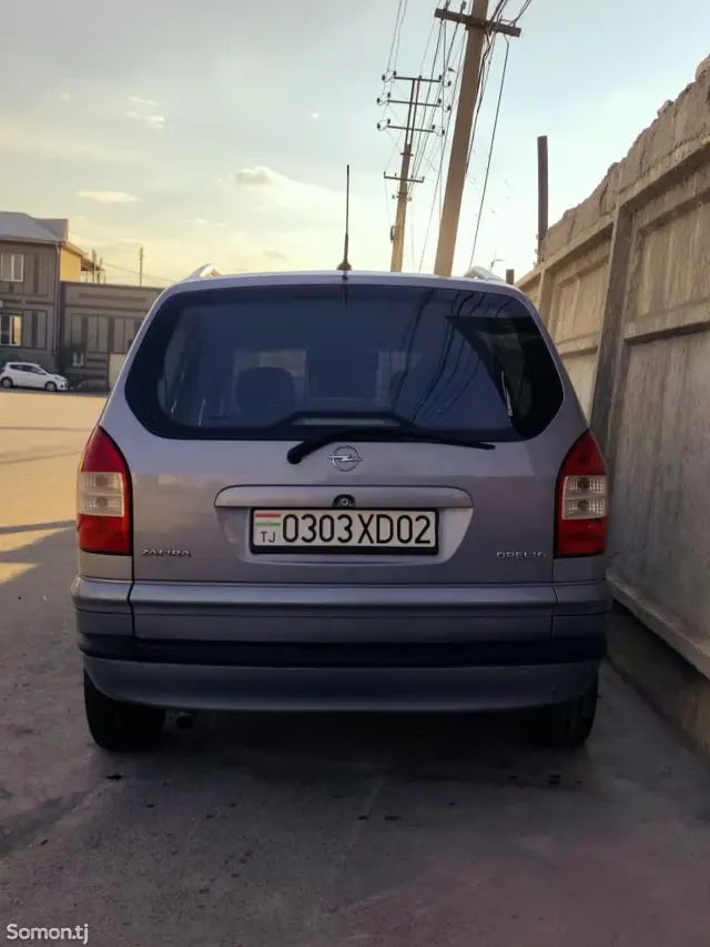 Opel Zafira 2004 · 1.6 MT