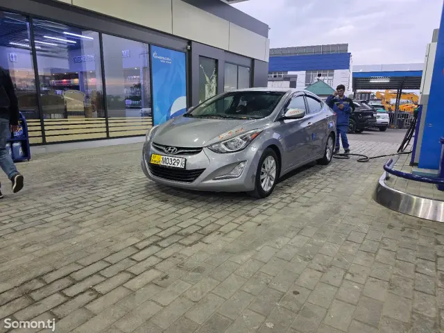 Hyundai Elantra 2015 · 1.8 AT