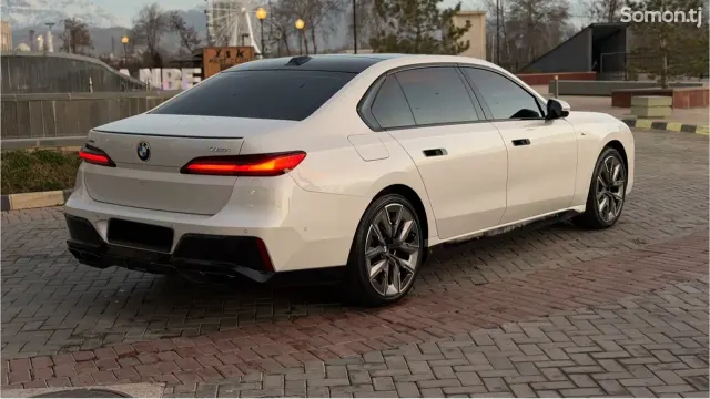 BMW 7 series 2023 · 4.4 AT