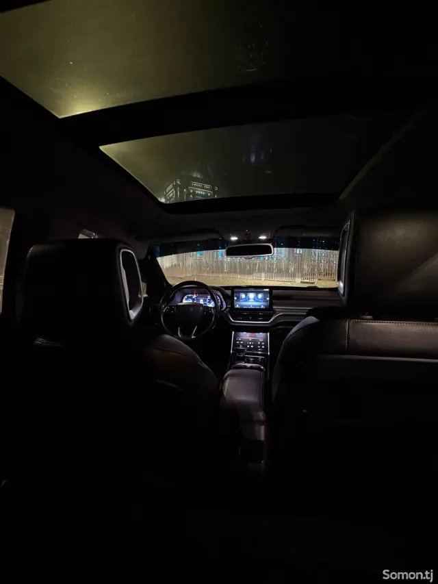 Hongqi E-HS3 2019 · AT