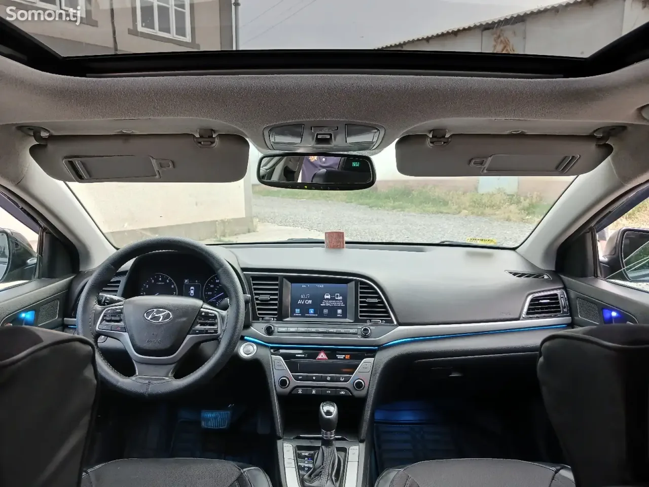 Hyundai Elantra 2017 · 1.8 AT