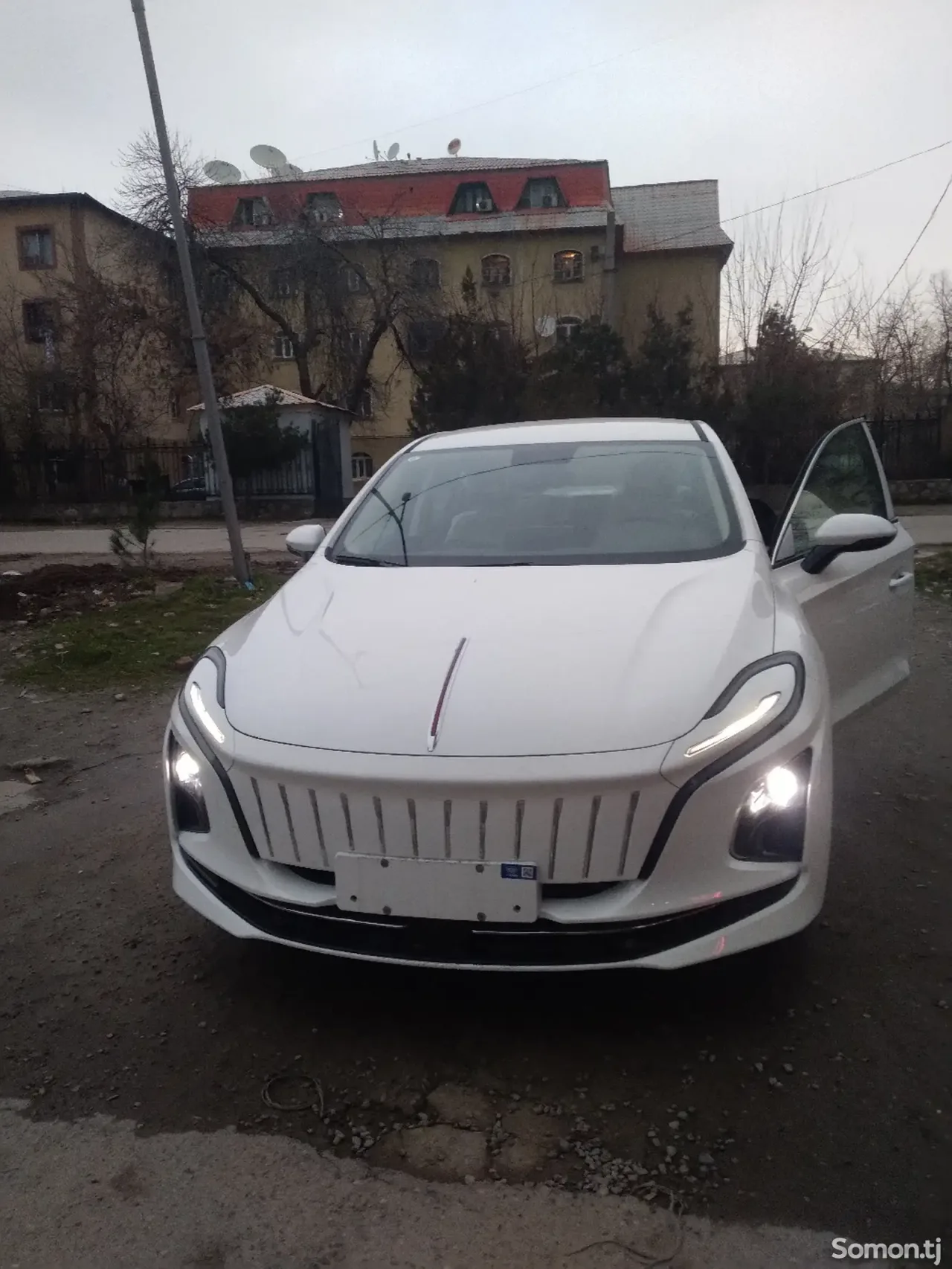 Hongqi E-QM5 2024 · AT