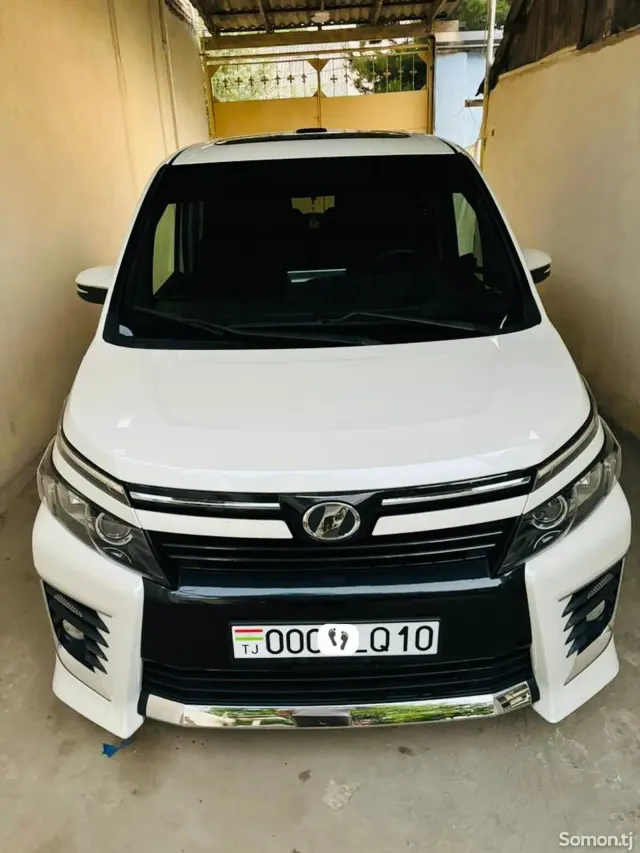 Toyota Voxy 2014 · 2.0 AT