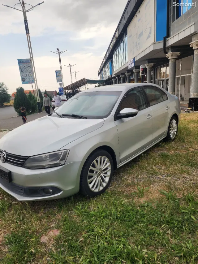 Volkswagen Jetta 2013 · 2.0 AT