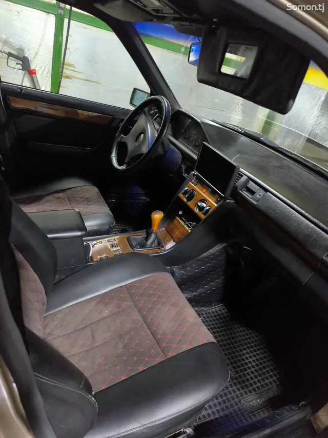 Mercedes-Benz W124 1992 · 2.5 MT