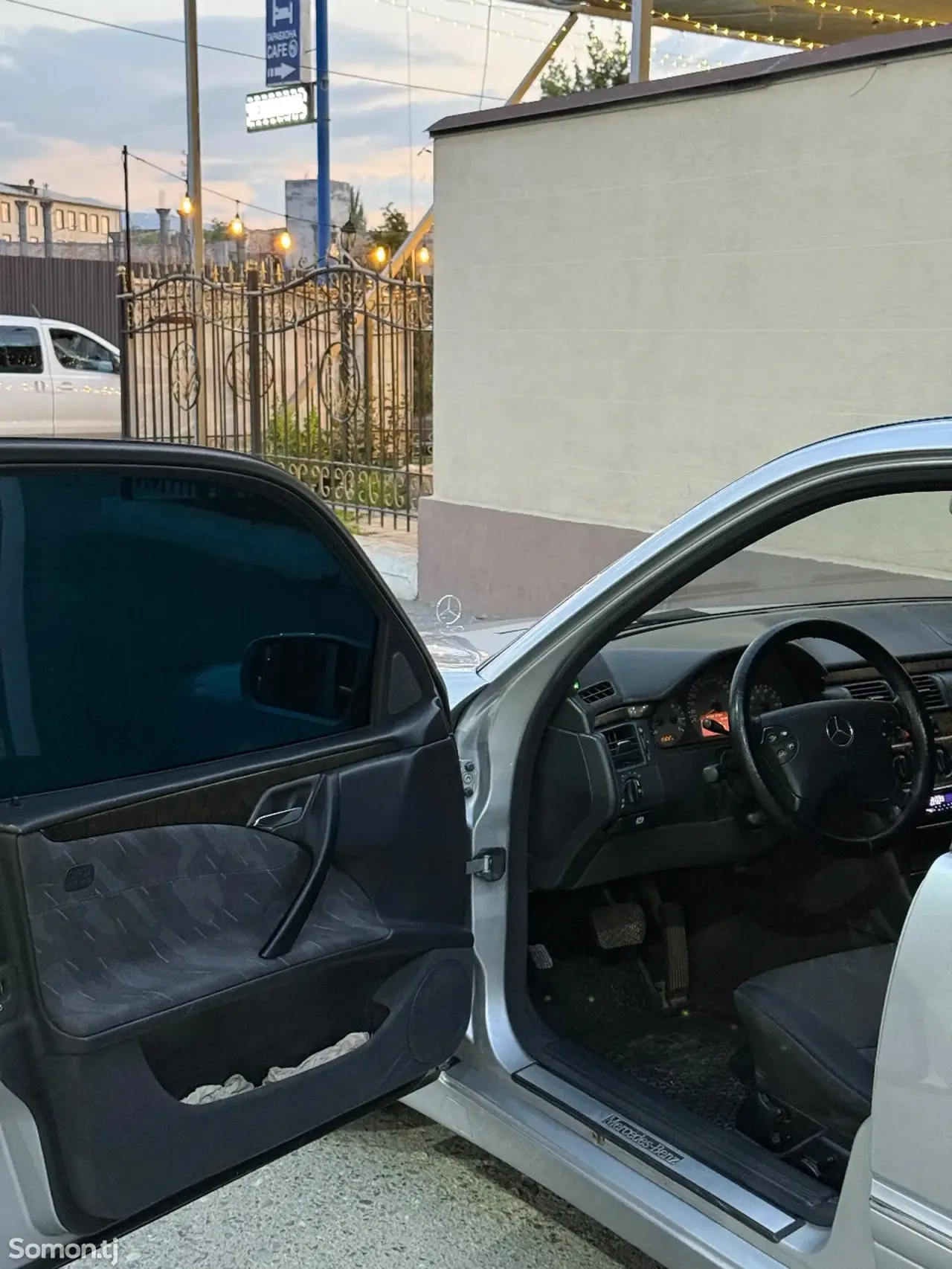 Mercedes-Benz E class 2001 · 2.3 AT