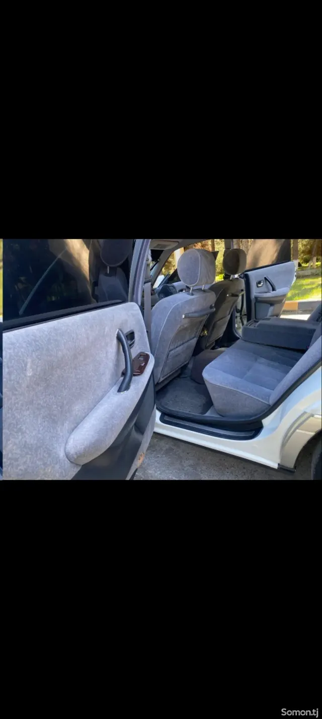 Toyota Crown 1995 · 2.5 AT
