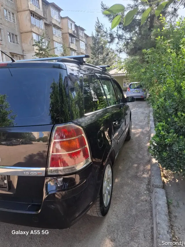 Opel Zafira 2006 · 1.9 MT