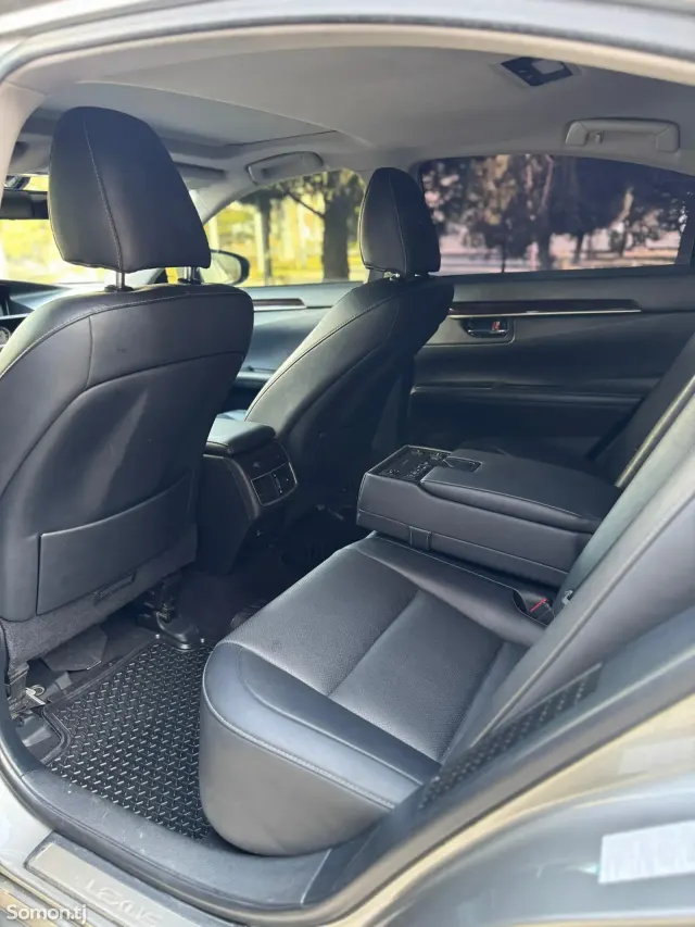 Lexus ES series 2017 · 2.5 AT