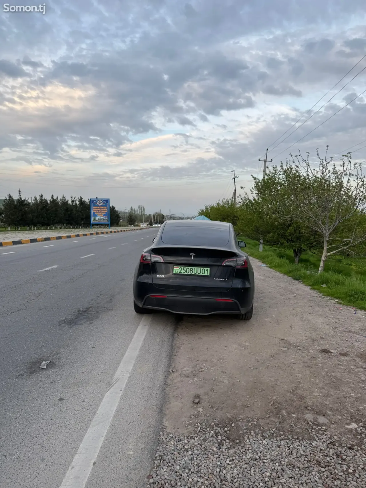 Tesla Model Y 2022 · AT