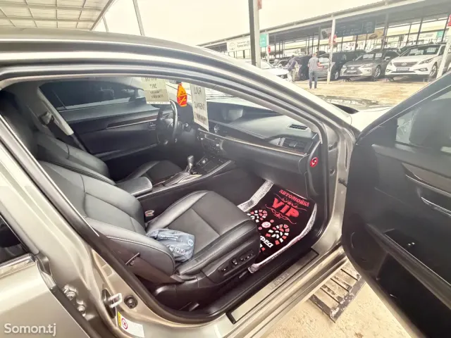 Lexus ES series 2017 · 2.5 AT