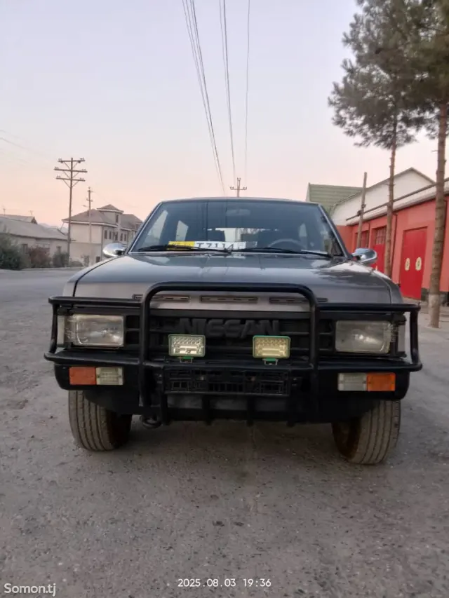 Nissan Terrano 1990 · 2.4 MT