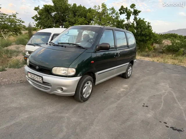 Nissan Serena 2000 · 1.6 MT