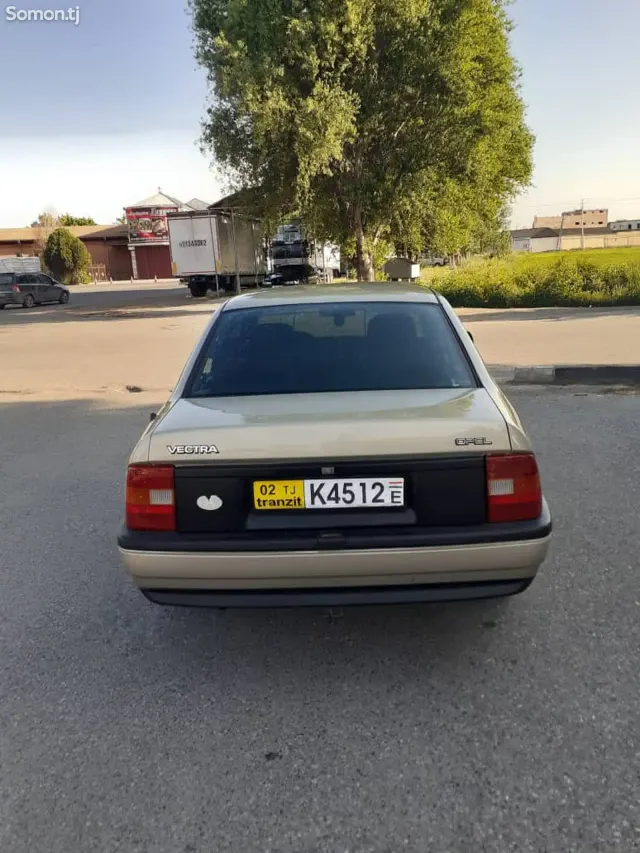 Opel Vectra A 1990 · 1.6 MT