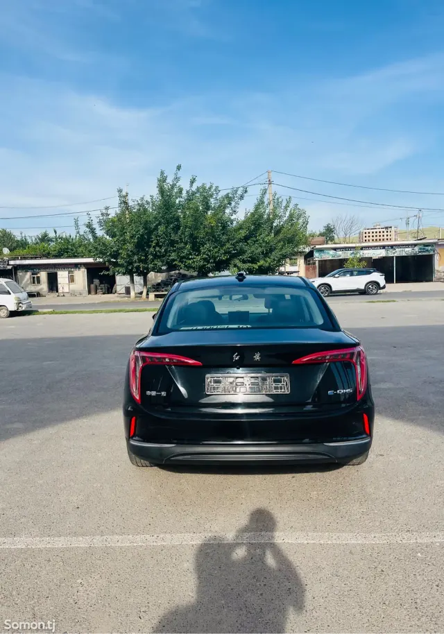Hongqi E-QM5 2022 · AT