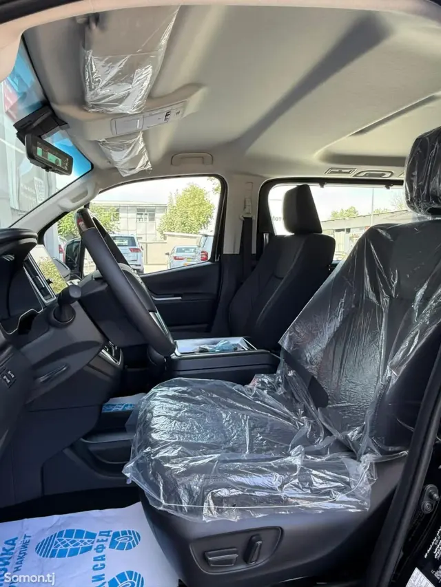 Toyota HiAce 2025 · 3.5 AT
