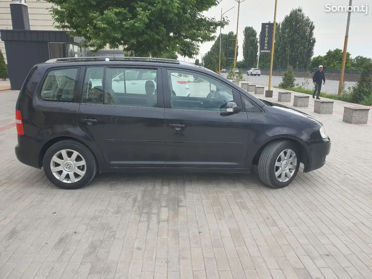Volkswagen Touran 2005 · 1.6 MT