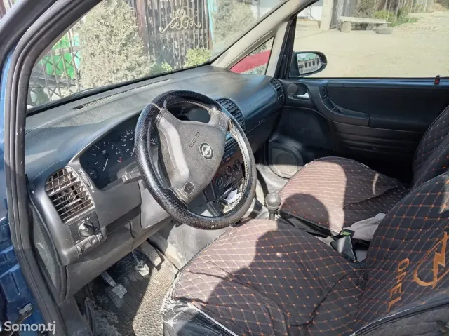 Opel Zafira 2003 · 1.6 MT