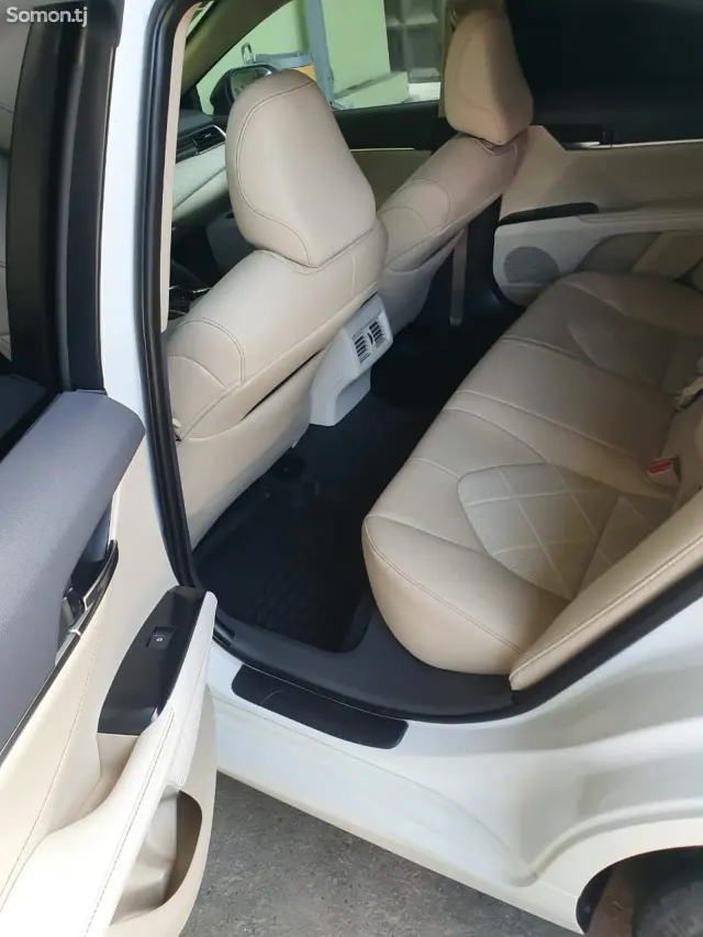 Toyota Camry 2018 · 2.5 AT