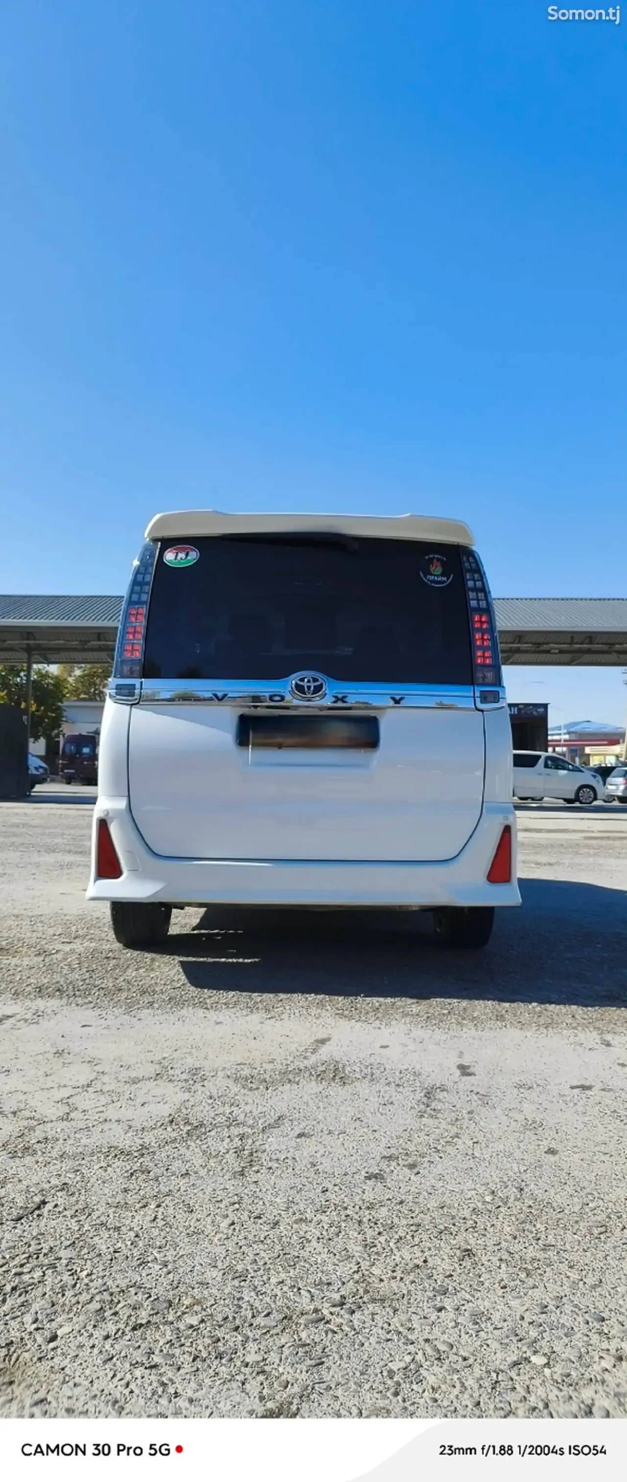 Toyota Voxy 2014 · 2.0 AT