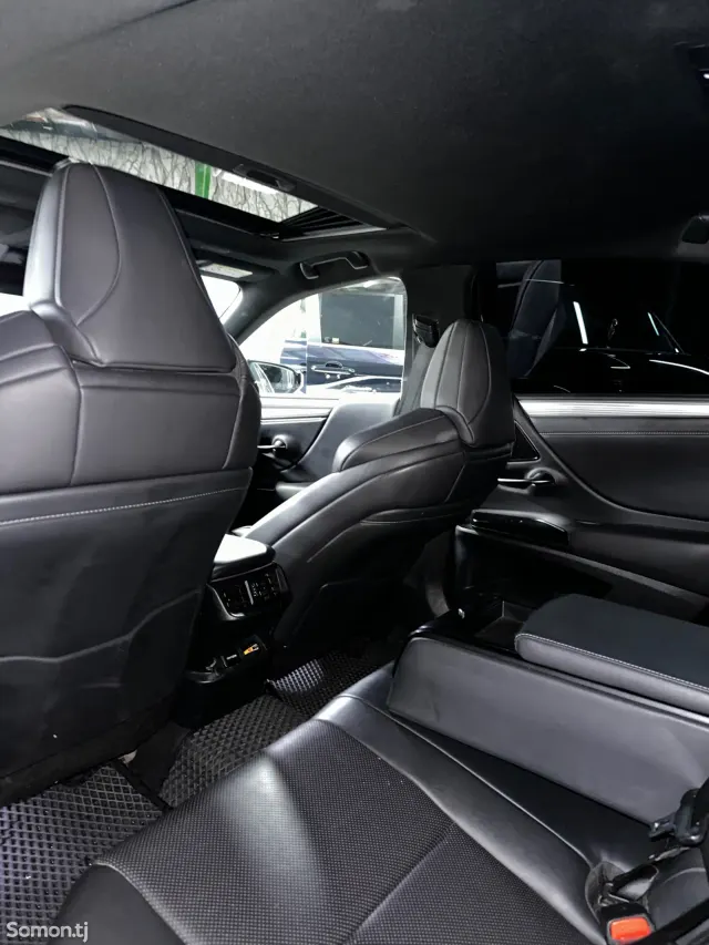 Lexus ES series 2019 · 3.0 AT