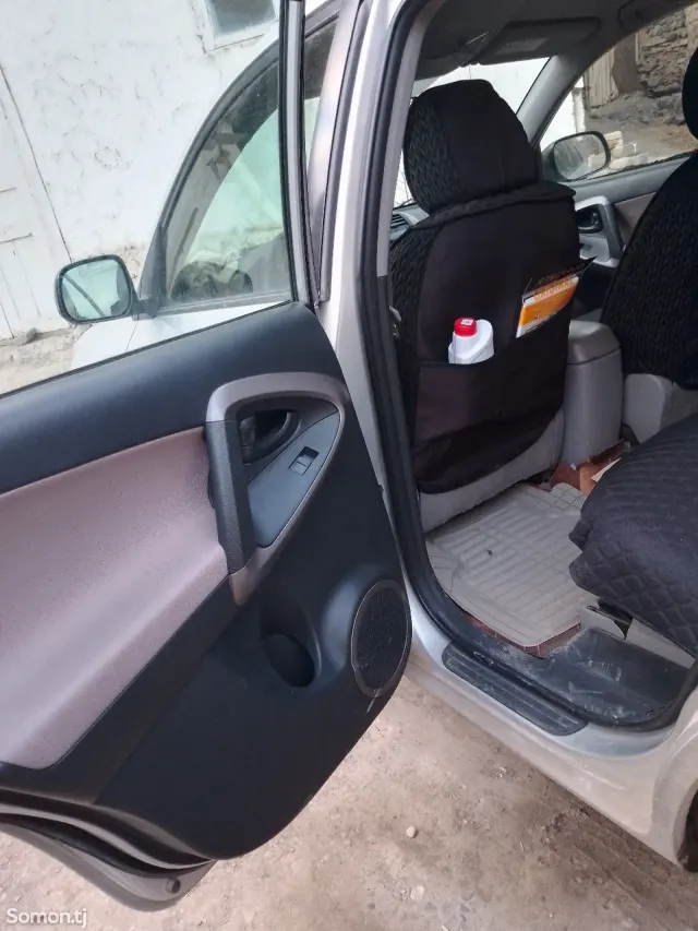 Toyota RAV 4 2006 · 2.4 AT