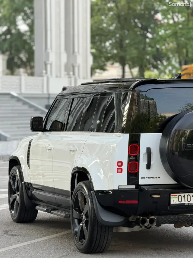 Land Rover Defender 2021 · 3.0 AT