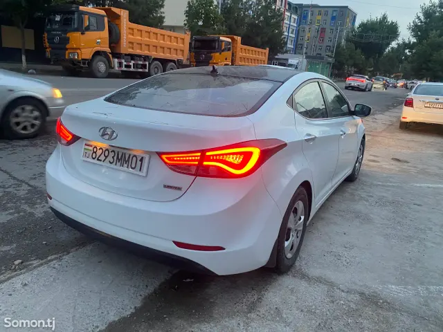 Hyundai Elantra 2015 · 1.6 AT