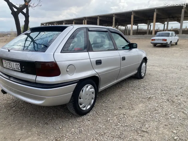 Opel Astra F 1993 · 1.6 MT