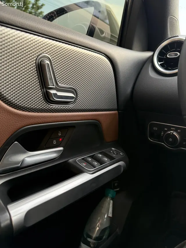Mercedes-Benz GLB class 2025 · 2.0 AT