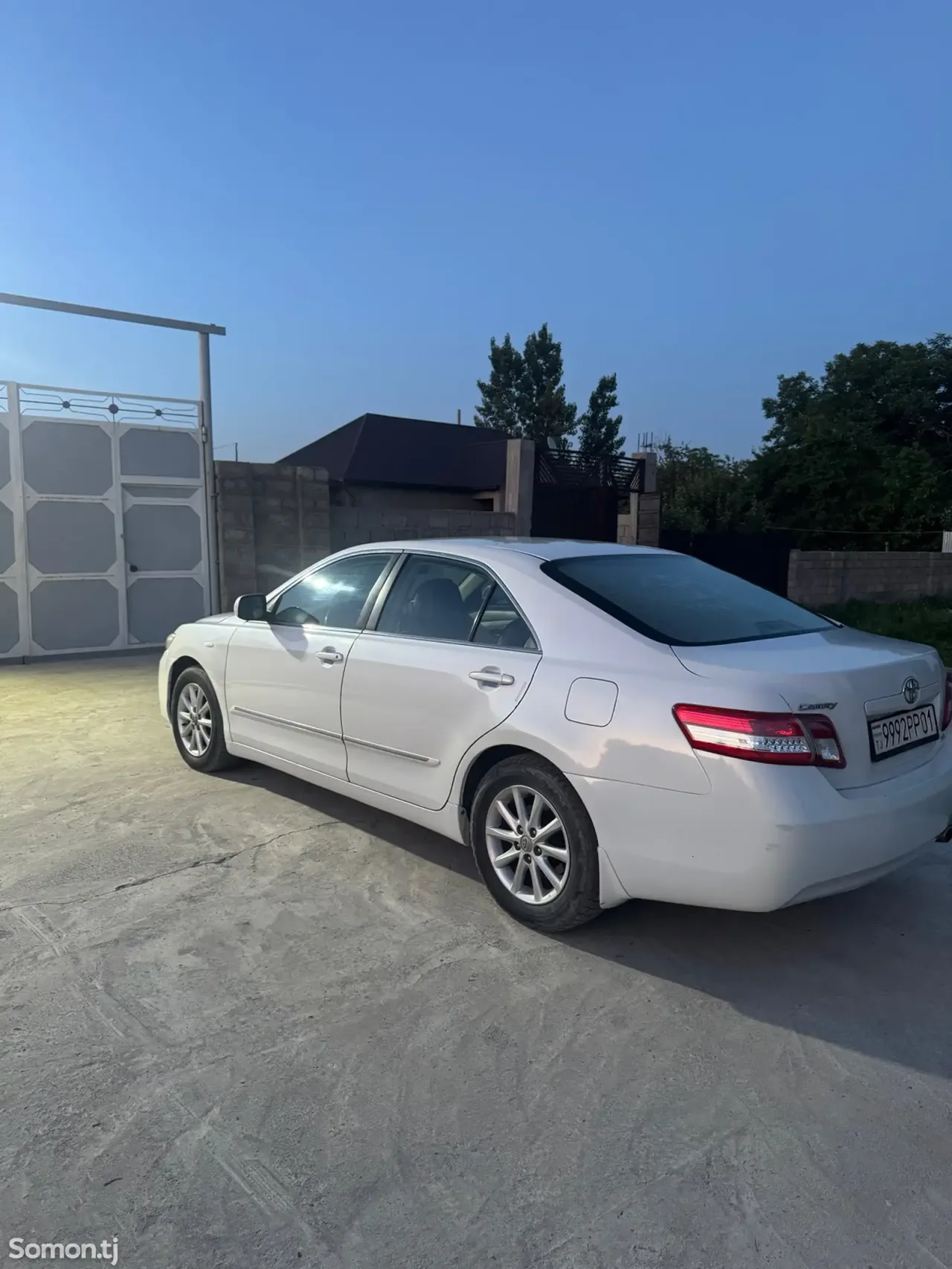 Toyota Camry 2010 · AT