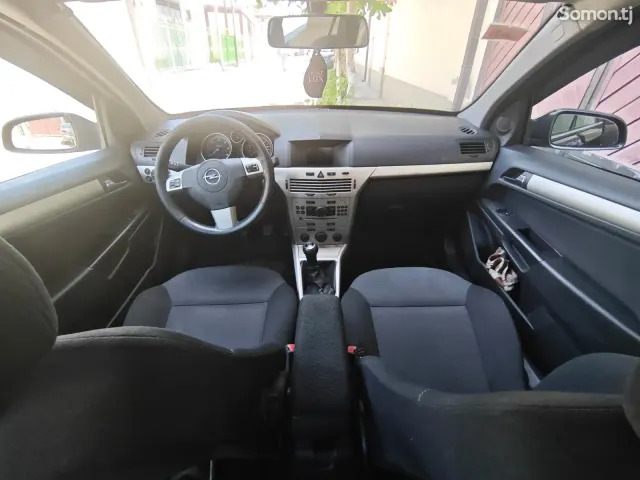Opel Astra H 2008 · 1.7 MT