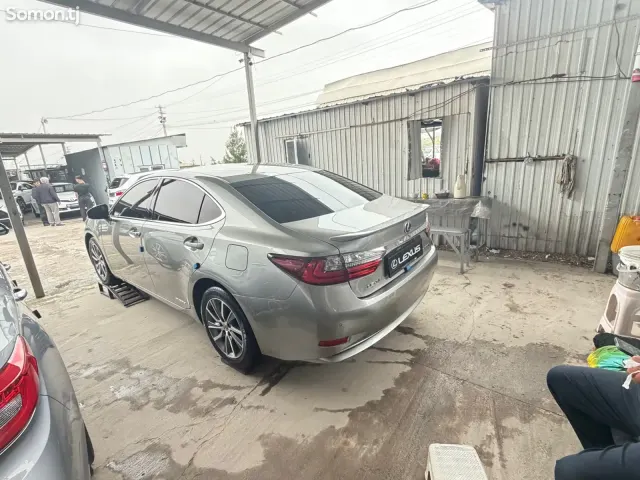 Lexus ES series 2017 · 2.5 AT