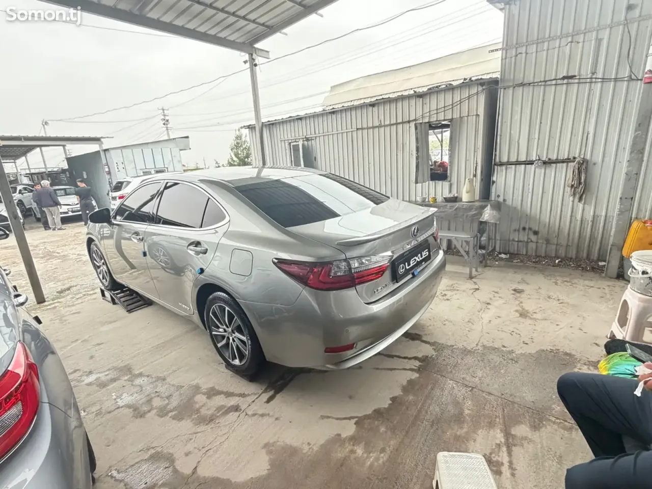 Lexus ES series 2017 · 2.5 AT