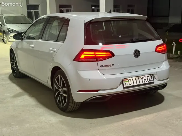 Volkswagen Golf 2019 · 2.4 AT