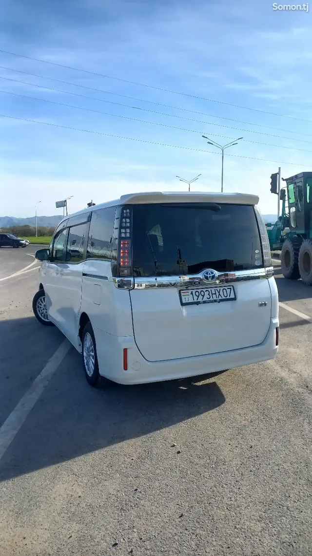 Toyota Voxy 2014 · 2.0 CVT