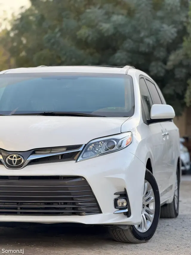 Toyota Sienna 2017 · 3.5 AT