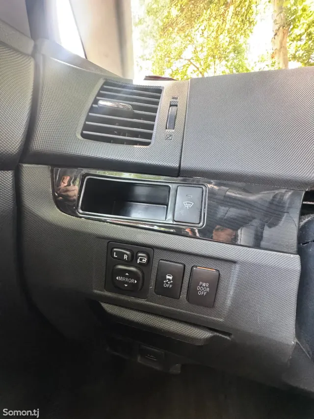 Toyota Estima 2014 · 2.4 AT