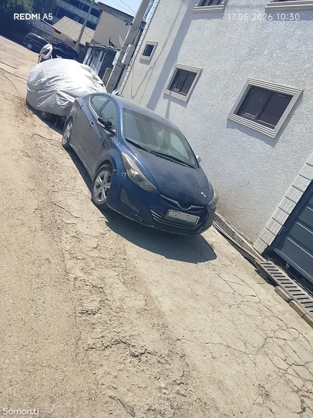 Hyundai Elantra 2015 · 1.8 AT