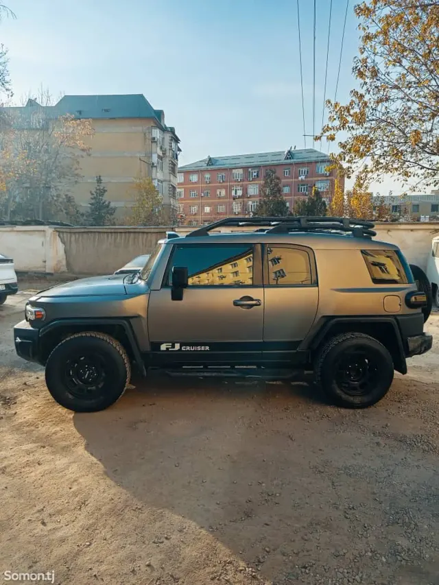 Toyota FJ Cruiser 2013 · 2.0 AT