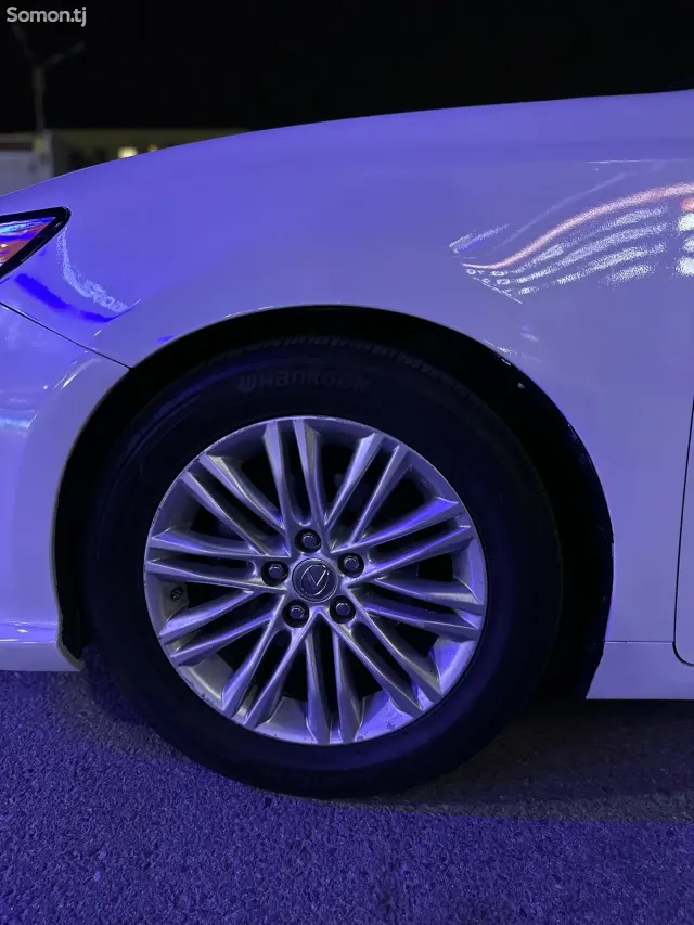 Lexus ES series 2013 · 3.5 AT
