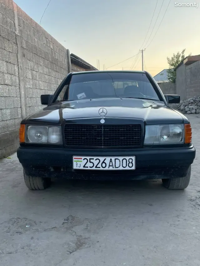 Mercedes-Benz W201 1990 · 1.8 MT