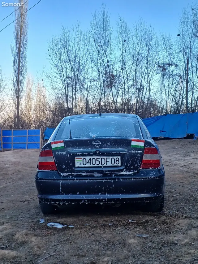 Opel Vectra B 1977 · 1.6 MT