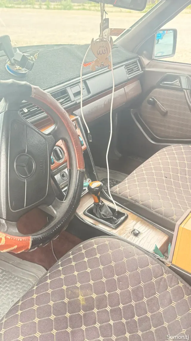 Mercedes-Benz W124 1993 · 2.0 MT