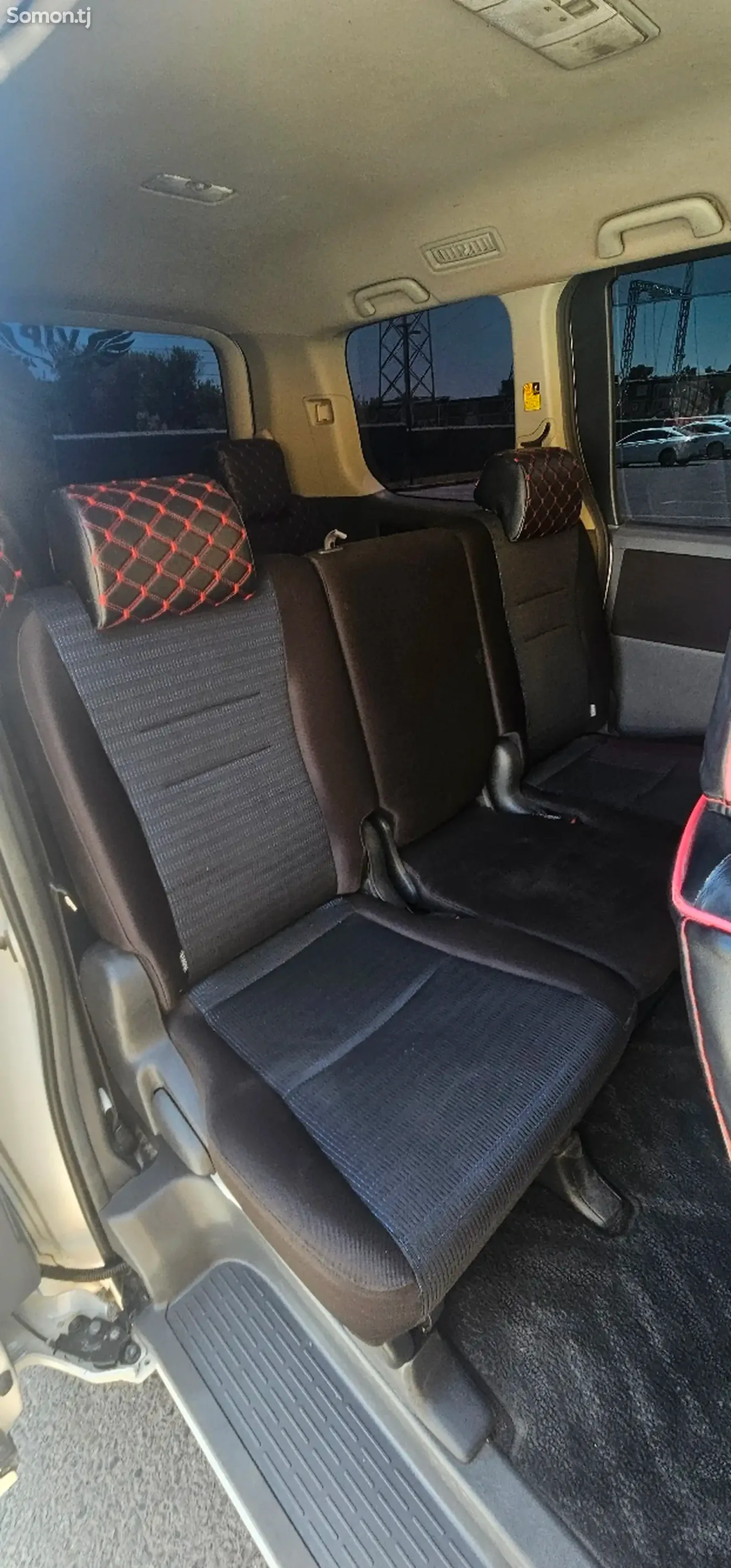 Toyota Voxy 2009 · 2.0 AT