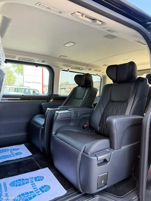 Toyota HiAce 2025 · 3.5 AT