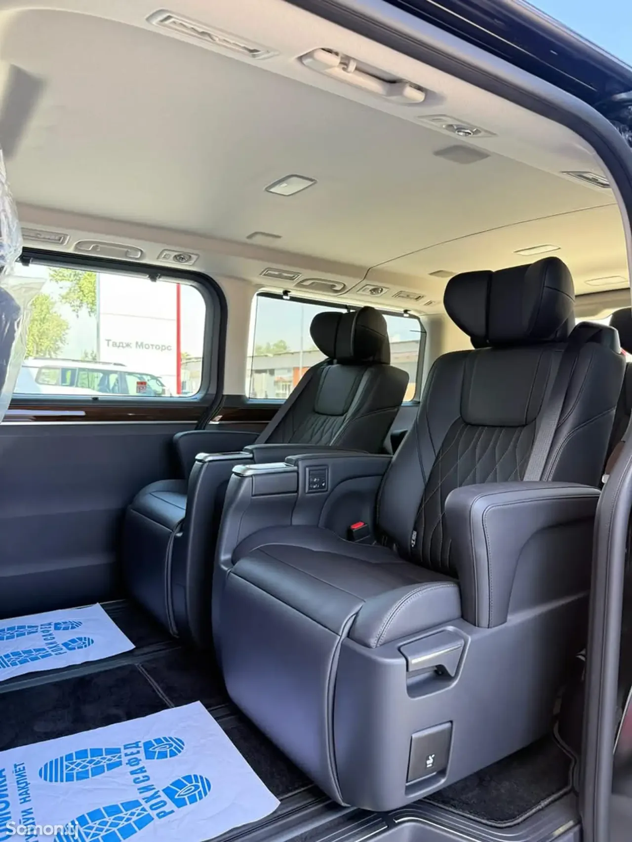 Toyota HiAce 2025 · 3.5 AT