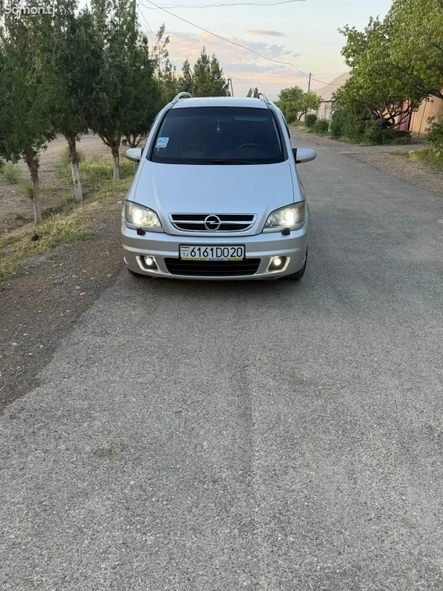 Opel Zafira 2005 · 2.2 MT