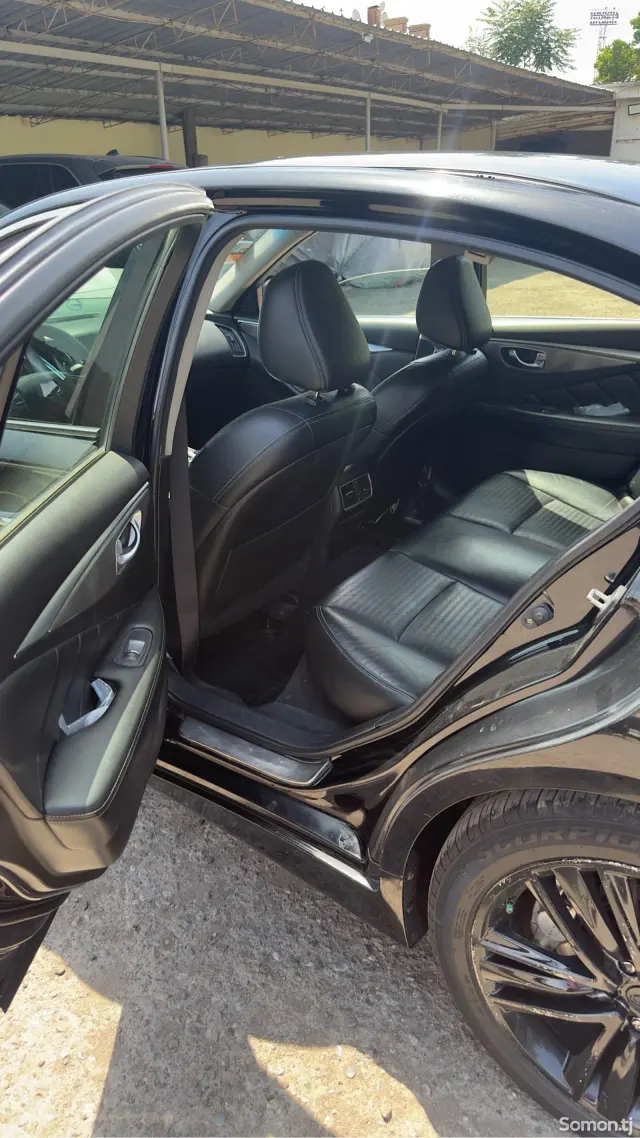 Infiniti Q series 2015 · 3.5 AT