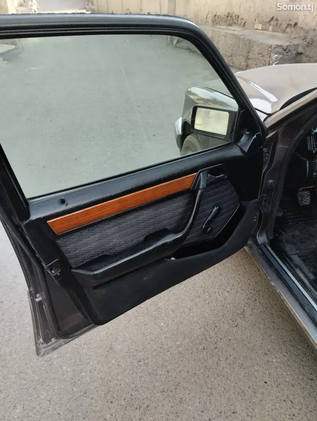 Mercedes-Benz W124 1992 · 2.0 MT
